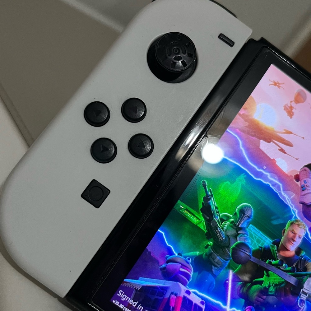 Nintendo Switch OLED - Picture 3 of 4